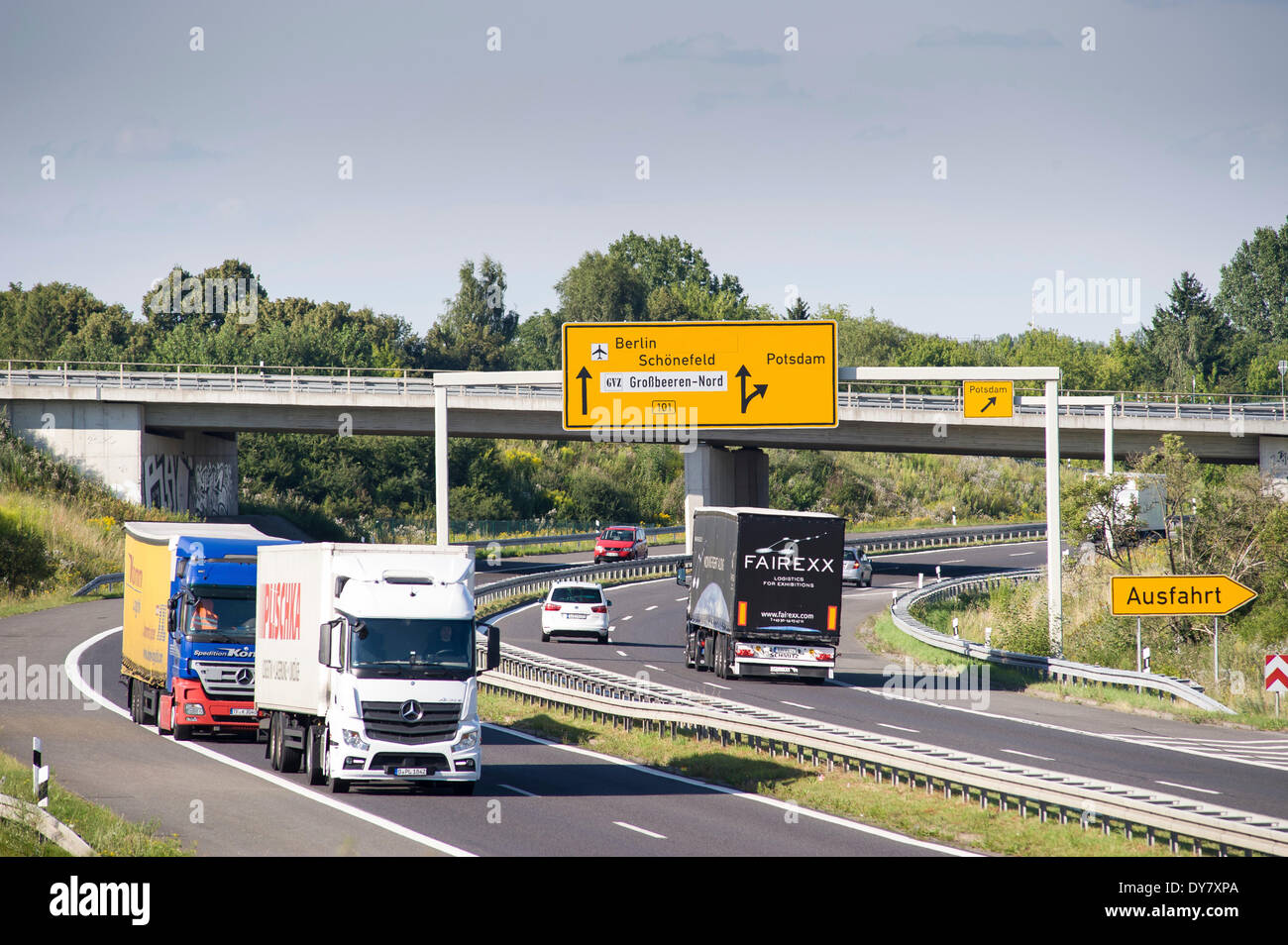Carrello Il traffico su un quattro-lane national highway, Germania Foto Stock