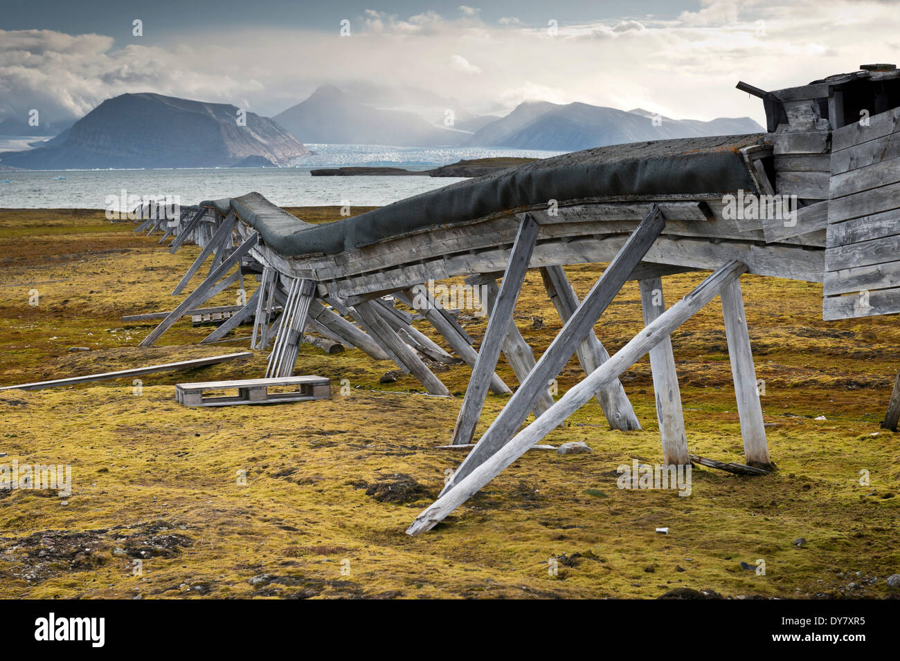 Vecchia conduttura di acqua, su palafitte sopra di terra a causa del permafrost, Kongsfjorden, Ny-Alesund, Spitsbergen, isole Svalbard Foto Stock