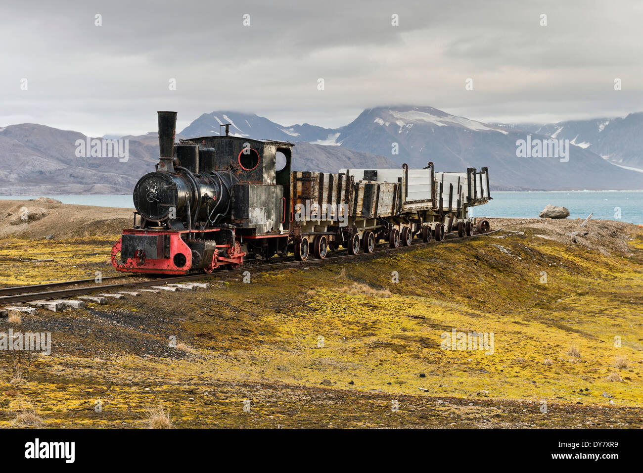 Miniera storico treno nella parte anteriore del Kongsfjorden, Ny-Alesund, Spitsbergen, isole Svalbard Isole Svalbard e Jan Mayen, Norvegia Foto Stock