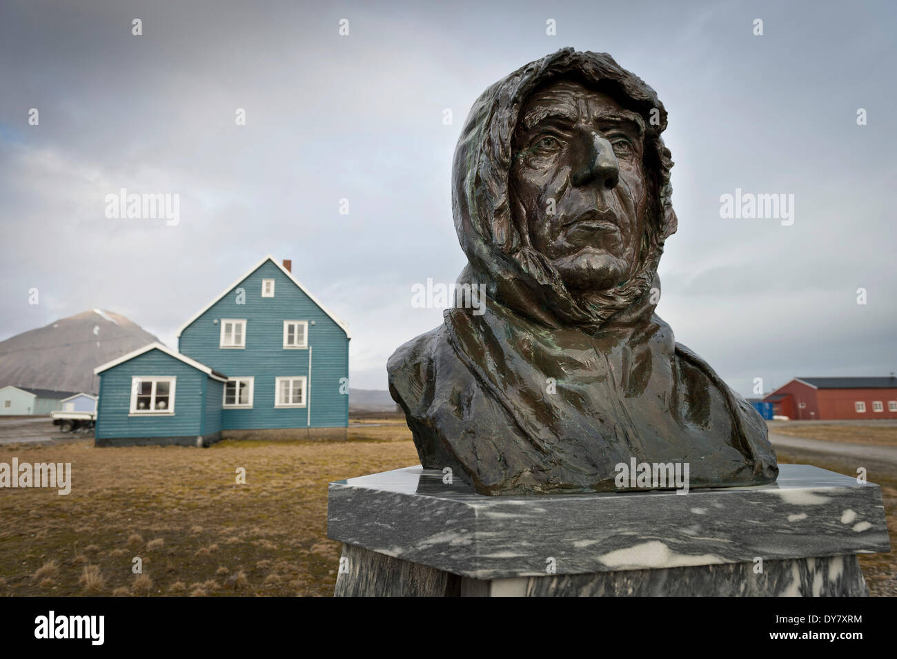 Busto di polare norvegese explorer Roald Amundsen, Ny-Alesund, Spitsbergen, isole Svalbard Isole Svalbard e Jan Mayen, Norvegia Foto Stock