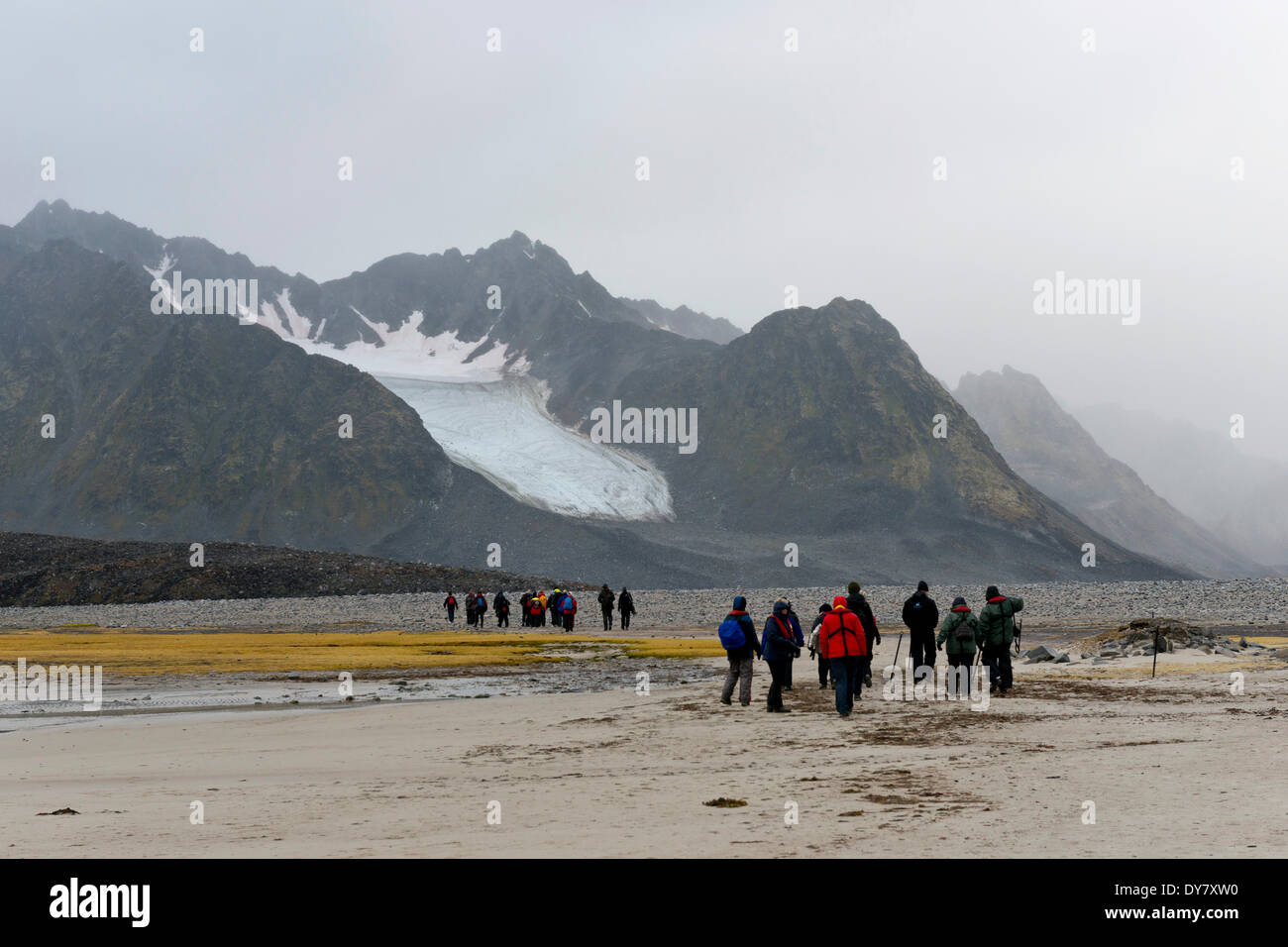 I turisti escursioni a Maddalena fiordo, Maddalena fiordo, isola Spitsbergen, arcipelago delle Svalbard Isole Svalbard e Jan Mayen, Norvegia Foto Stock