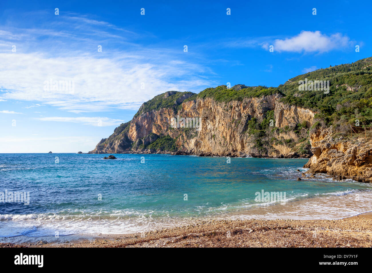 Una sezione di Paleokastritsa beach, una destinazione turistica popolare sull'isola di Corfu, Grecia. Foto Stock