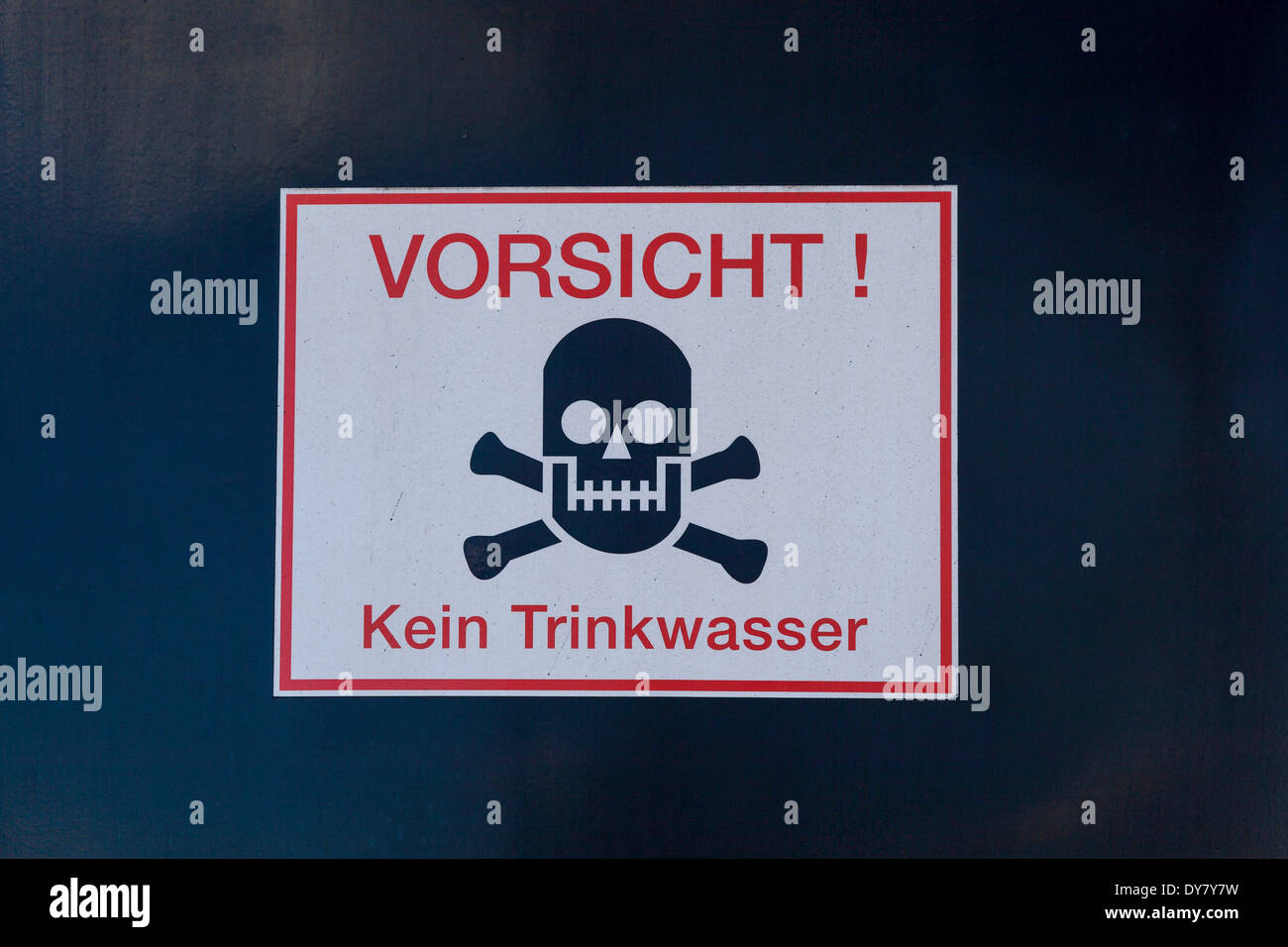 Segno "Vorsicht! Kein Trinkwasser', tedesco per "Attenzione! Non bere acqua", Germania Foto Stock