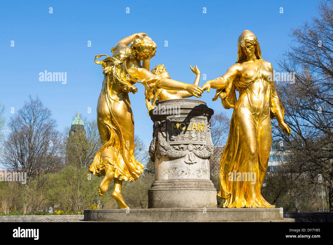 Mozartbrunnen con fontana figure 'grazia', 'Serenity', 'Gravity,' Blüherpark, Dresda, Sassonia, Germania Foto Stock