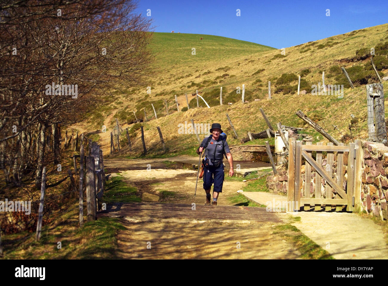 Attraversando il confine con la Spagna sul Camino de Santiago de Compostela Foto Stock