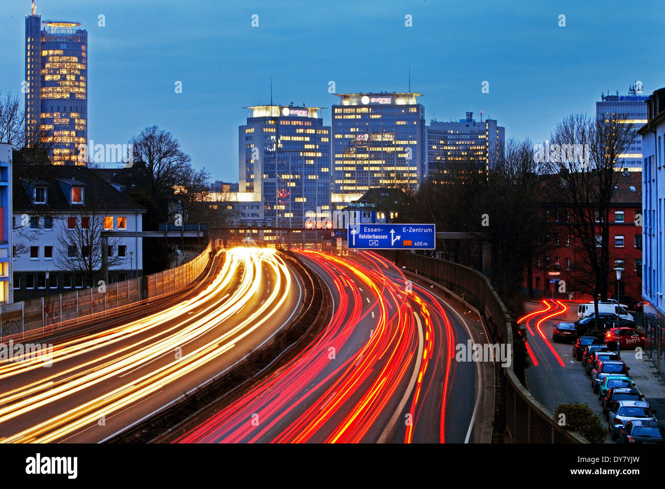 Sentieri di luce del traffico in movimento al crepuscolo, Ruhrschnellweg, A 40 autostrada, Essen, la zona della Ruhr, Nord Reno-Westfalia, Germania Foto Stock