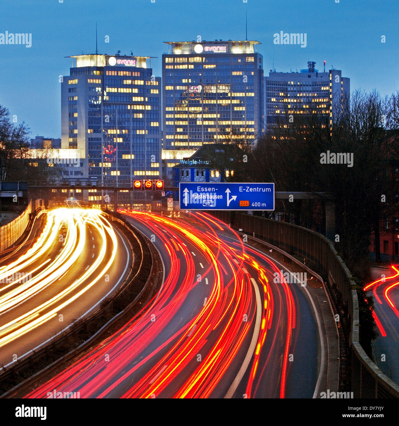 Sentieri di luce del traffico in movimento al crepuscolo, Ruhrschnellweg, A 40 autostrada, Essen, la zona della Ruhr, Nord Reno-Westfalia, Germania Foto Stock