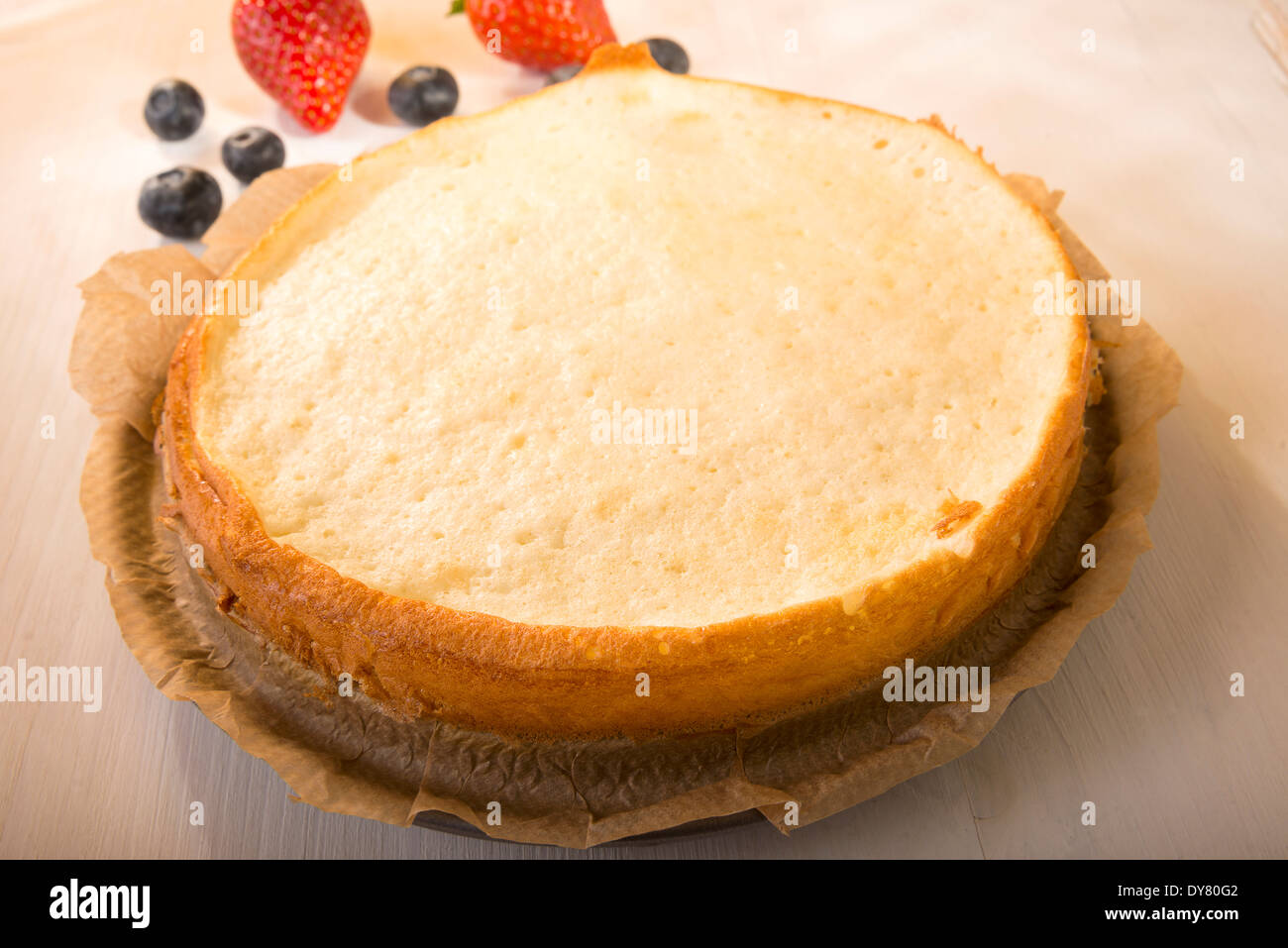 Pasta cotta al caso e bacche sul tavolo di legno Foto Stock
