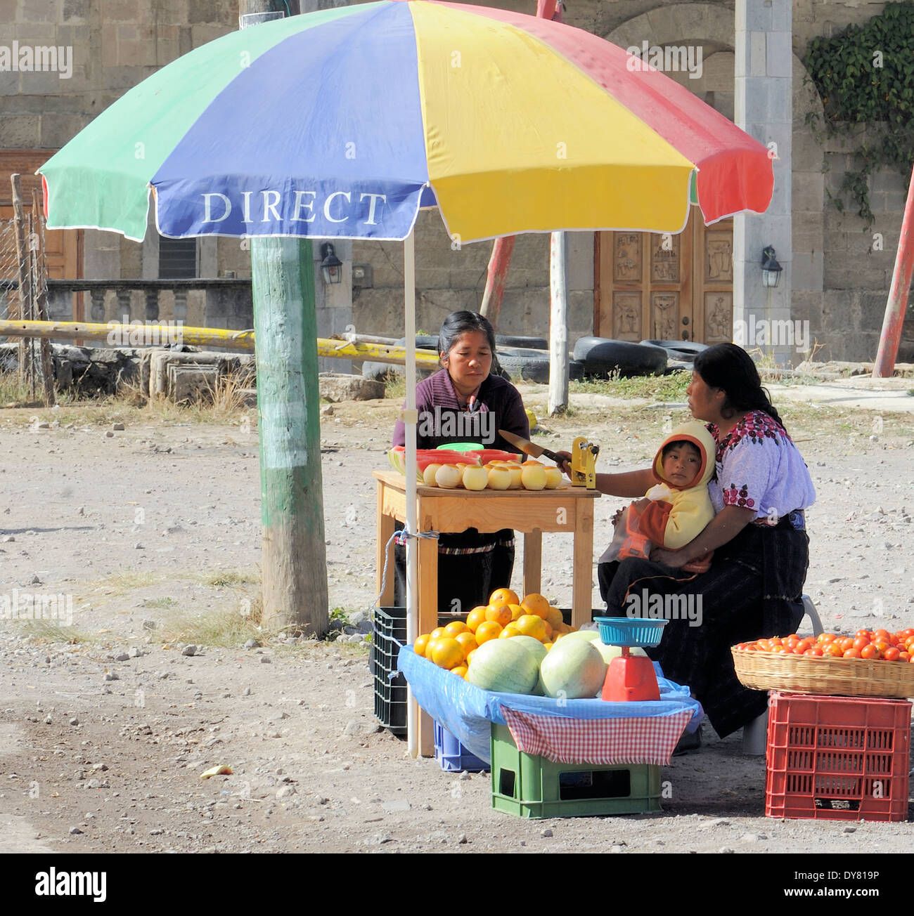 Una donna che vende arance sbucciate nella piazza centrale di Santa Catarina. Santa Catarina Ixtahuacan, Foto Stock