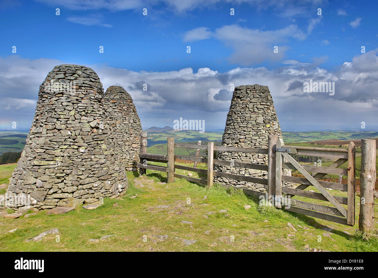 I tre fratelli cairns con le lontane colline Eildon #4915 Foto Stock