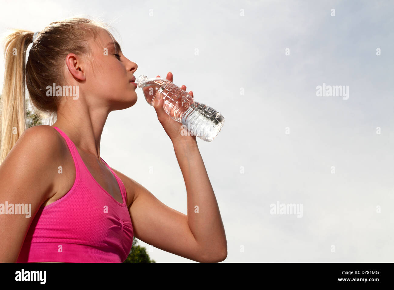 Giovane donna fitness acqua potabile dopo l'esecuzione Foto Stock