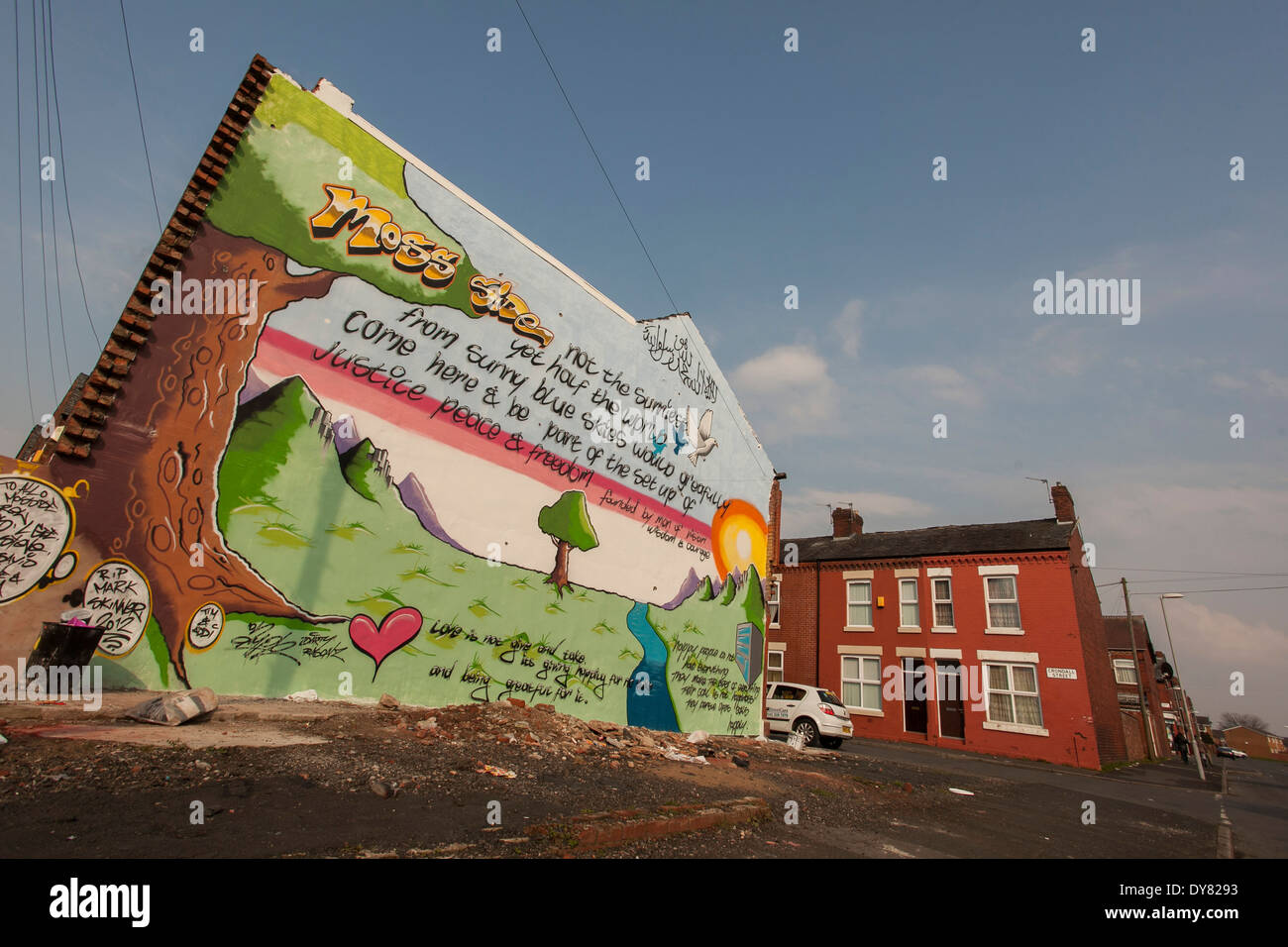 Un murale di positivo sul lato di una casa in Moss Side , Manchester Foto Stock