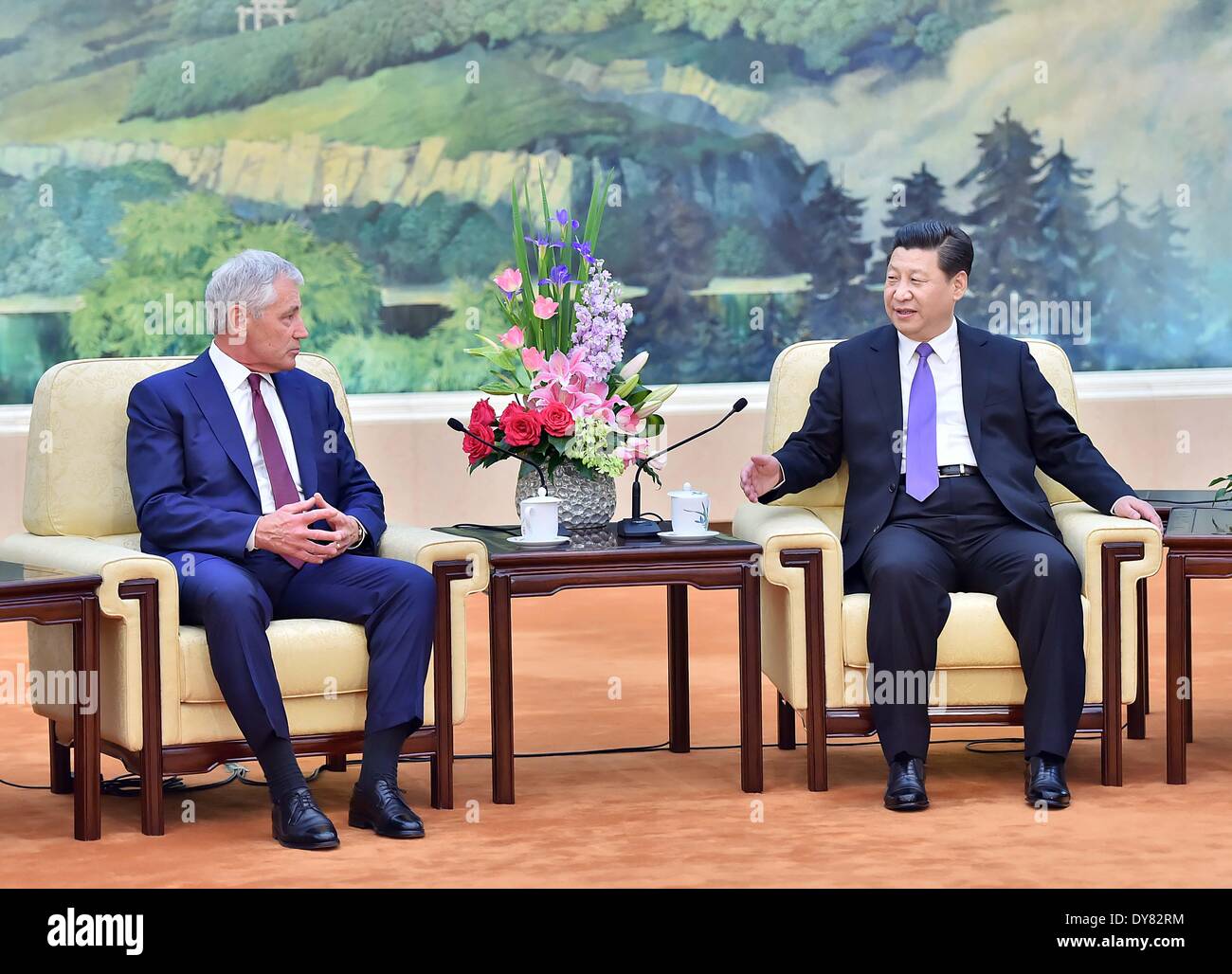 Pechino, Cina. 9 Apr 2014. Il presidente cinese Xi Jinping (R) si riunisce con la visita NEGLI STATI UNITI Il Segretario della Difesa Chuck Hagel a Pechino Capitale della Cina, Aprile 9, 2014. Credito: Li Tao/Xinhua/Alamy Live News Foto Stock