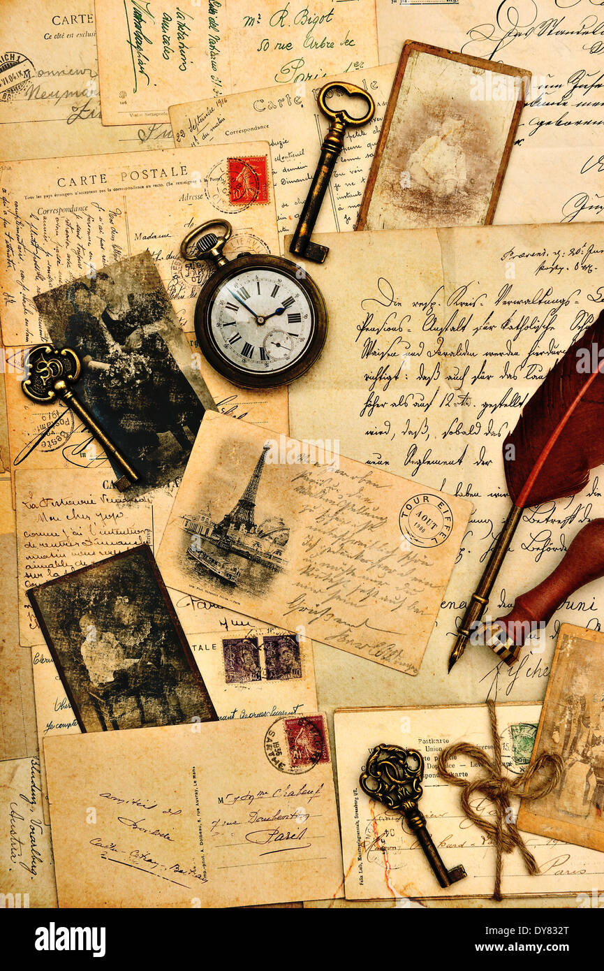 Vecchie cartoline, lettere e foto. nostalgico sfondo vintage Foto Stock