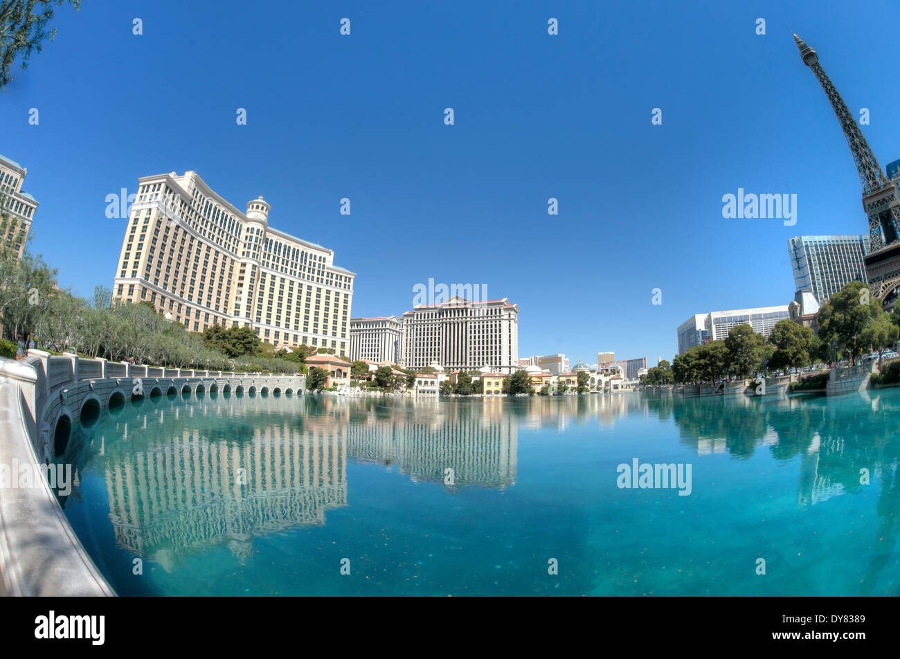 Las Vegas Hotel riflettendo in acqua. Obiettivo Fisheye utilizzato per acquisire extra ampio angolo. Foto Stock
