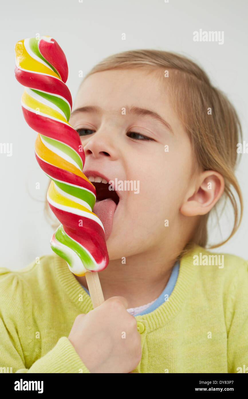 Germania, ragazza con pop per lecca-lecca Foto Stock