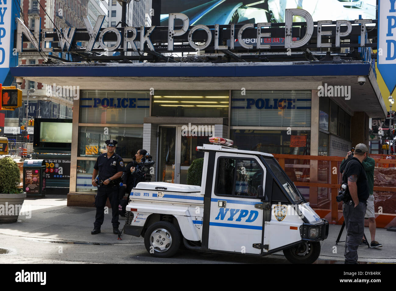 NYPD veicolo tre ruote talvolta doppiato metro-cameriera veicolo al di fuori del Reparto di Polizia Foto Stock