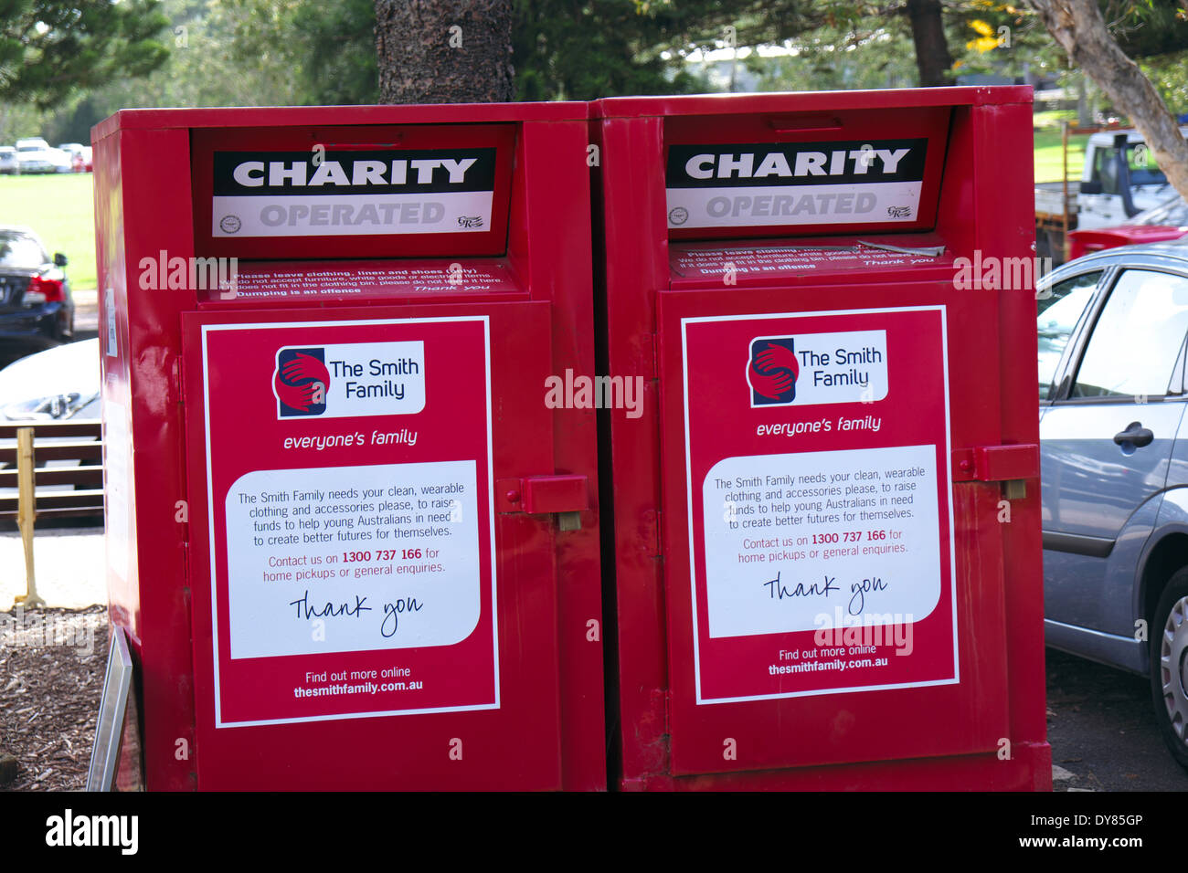 La famiglia Smith carità scatole di raccolta per capi di abbigliamento e calzature Foto Stock
