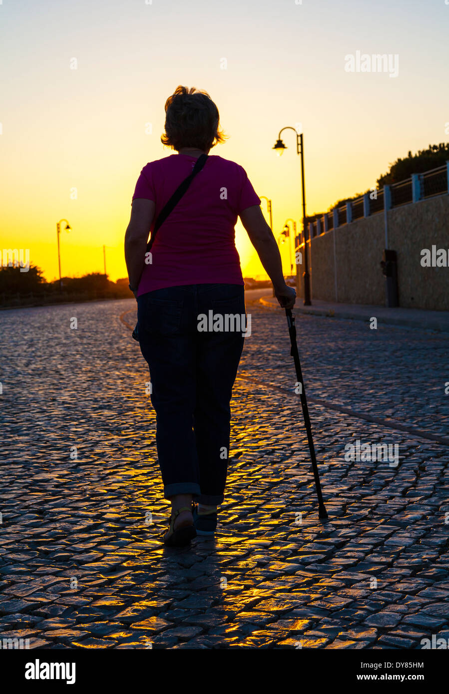 A piedi con bastone Foto Stock