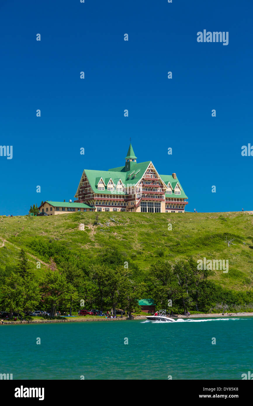 Il Principe di Galles Hotel affacciato sul Waterton superiore lago nel Parco Nazionale dei laghi di Waterton, Alberta, Canada. Foto Stock