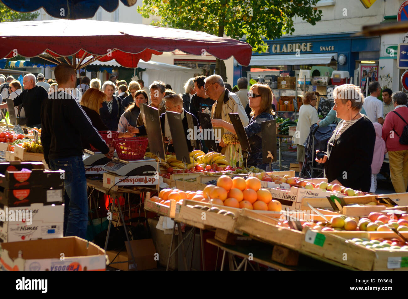 Giorno di mercato a Rochefort. Regione Nouvelle-Aquitaine, Charente-Maritime, Francia Foto Stock