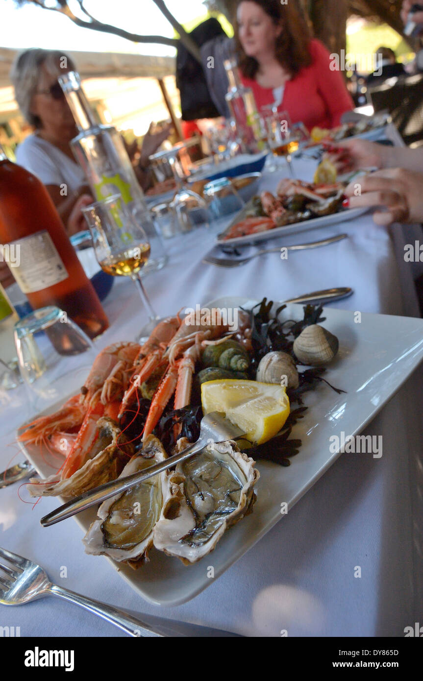 Pranzo a base di pesce sulla terrazza del ristorante Les Paillotes. Ile d'Aix  . In POITOU CHARENTES FRANCIA Foto stock - Alamy