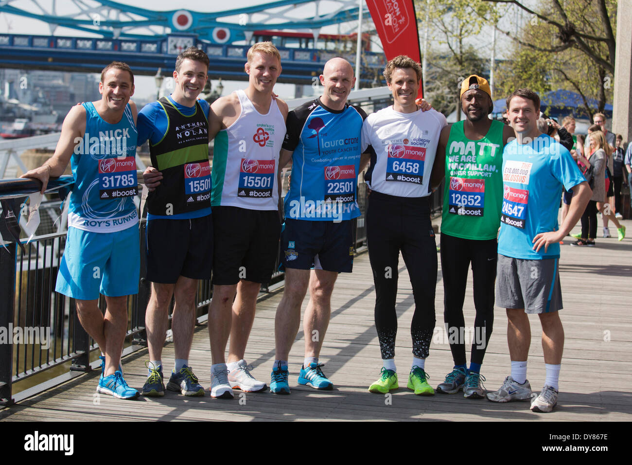 Londra, Regno Unito. 9 aprile 2014. Nella foto: Maschio celebrità L-R: Nick Pickard, Joe Crowley, Lewis Moody, Keith Senior, James Cracknell, Matt Henry e Michael Owen. Photocall per celebrità in esecuzione la maratona di Londra 2014. Credito: Nick Savage/Alamy Live News Foto Stock