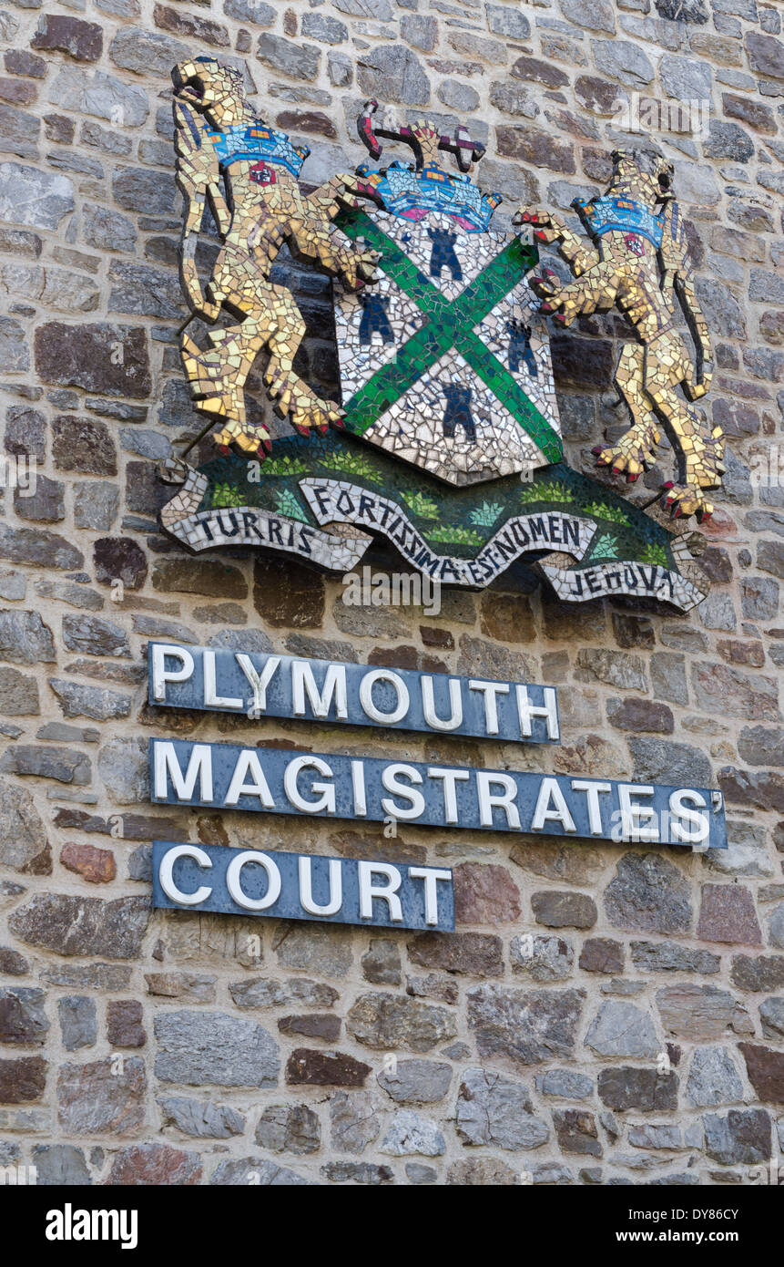 Segno e la cresta su Plymouth Magistrates Court muro di pietra Foto Stock