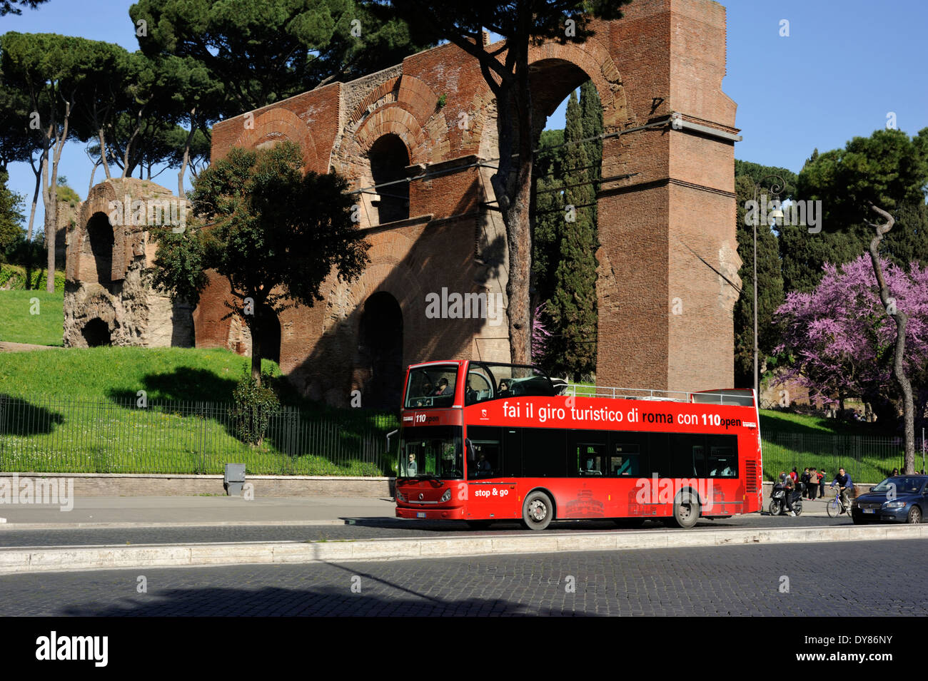 Italia, Roma, via di San Gregorio, autobus turistico, acquedotto di Nerone (Aqua Claudia) e Colle Palatino Foto Stock