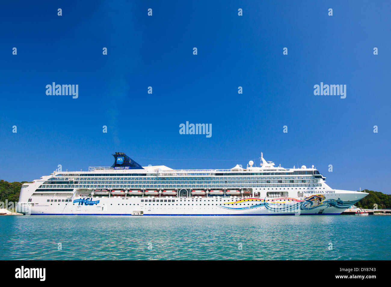 Nave da crociera ormeggiata al porto di mogano Bay sull'Isola di Roatan. Foto Stock