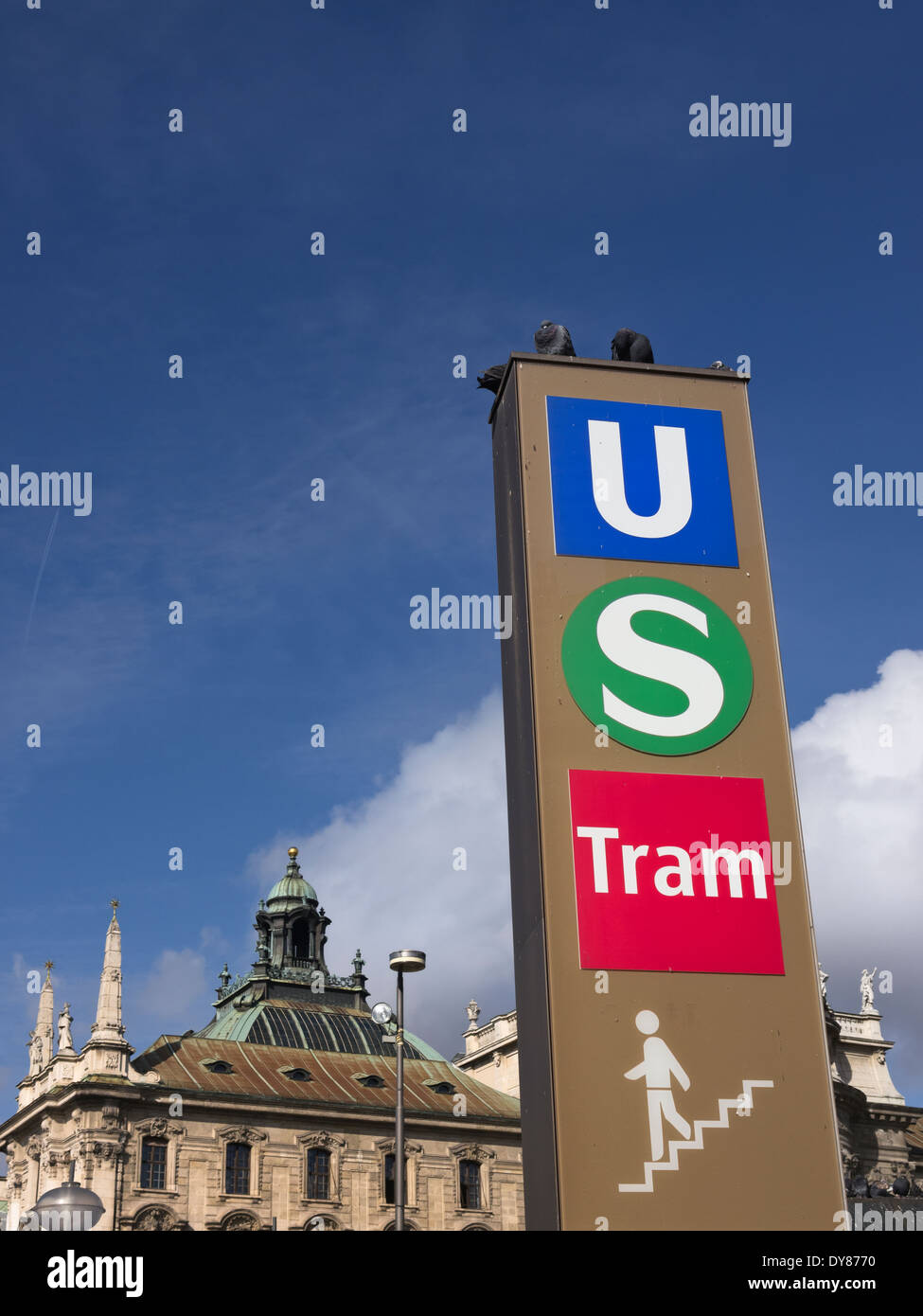 In Germania, in Baviera, Monaco di Baviera, la stazione della metropolitana, tram, segni Foto Stock