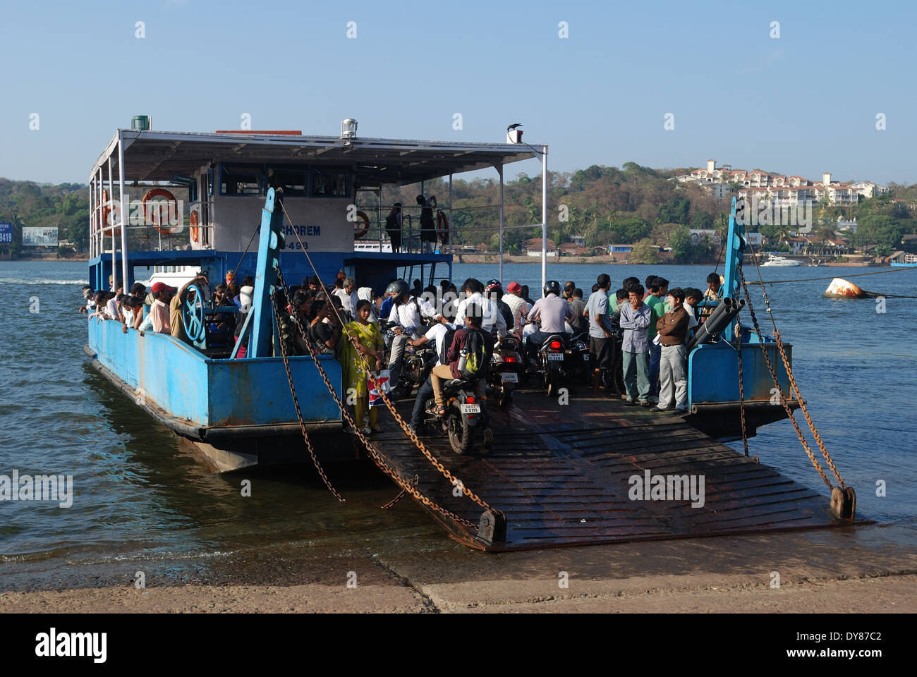 Traghetto per attraversare il fiume Mandovi,panaji,Goa, India Foto Stock