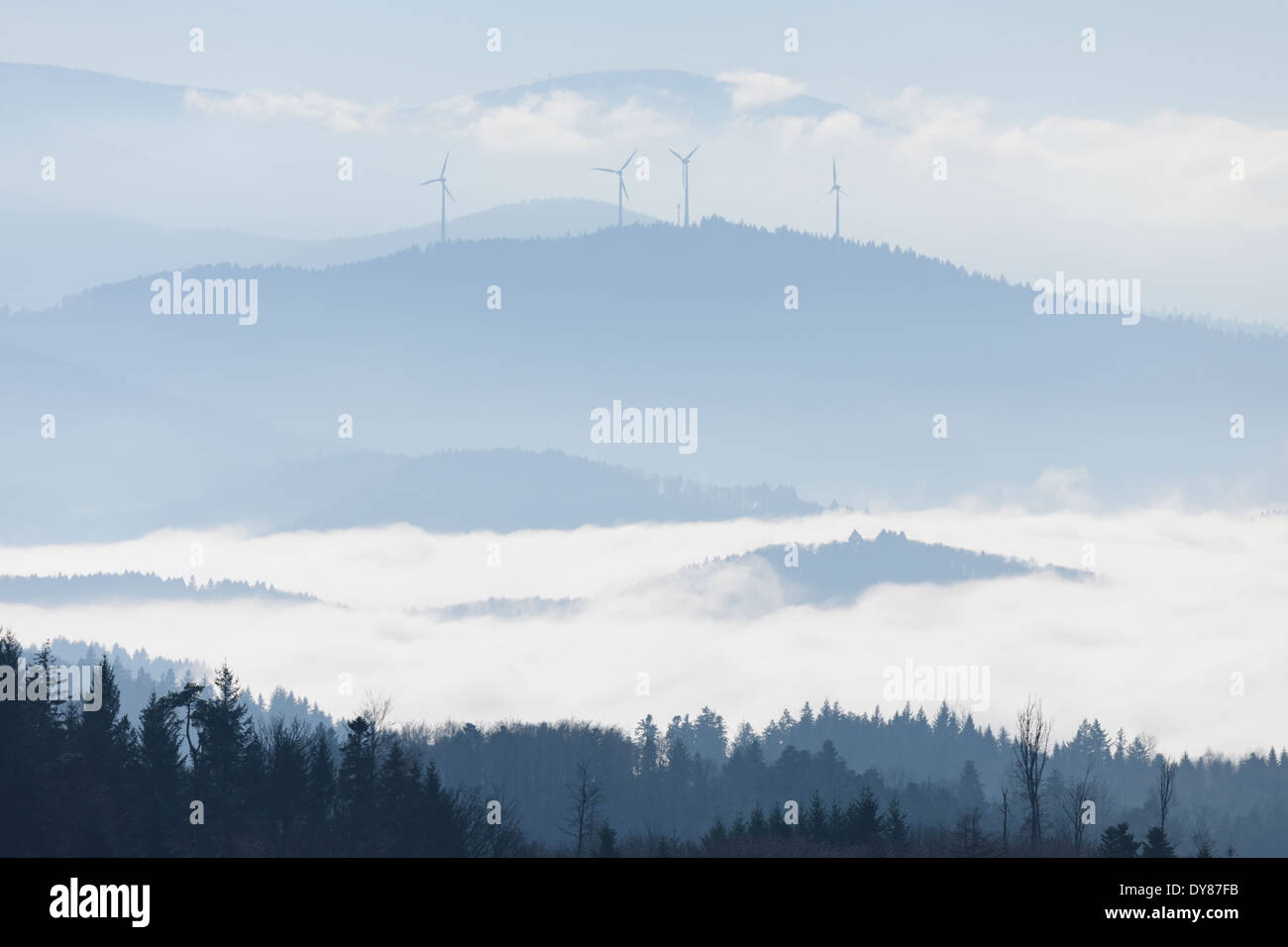 Germania Baden-Wuerttemberg, Foresta Nera, le turbine eoliche befogged Foto Stock