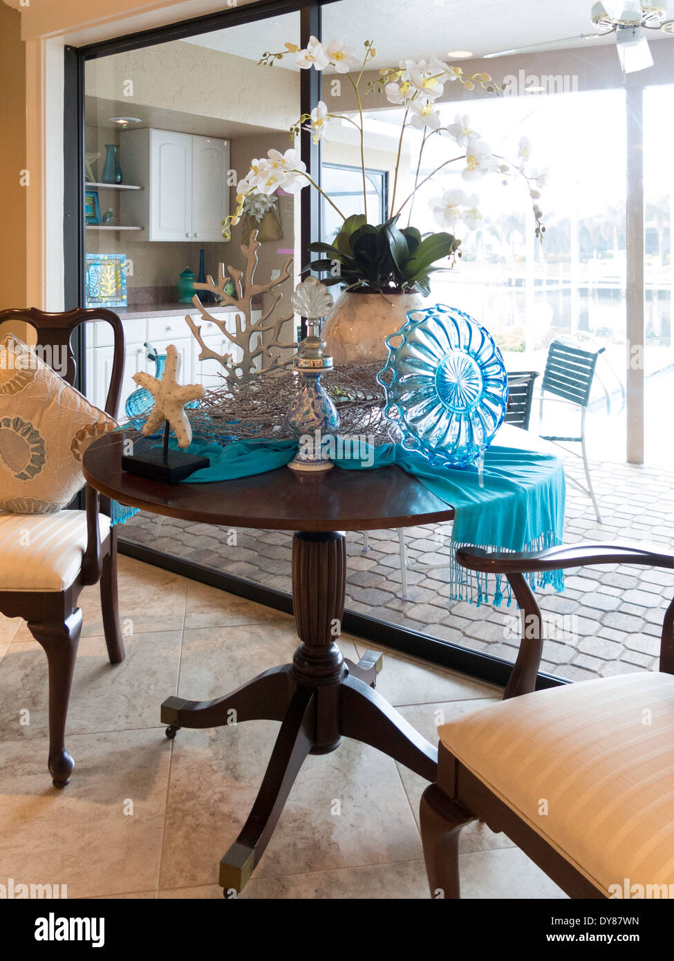 Tavolino da soggiorno decorato con Designer appuntamenti tropicale, Florida, Stati Uniti d'America Foto Stock