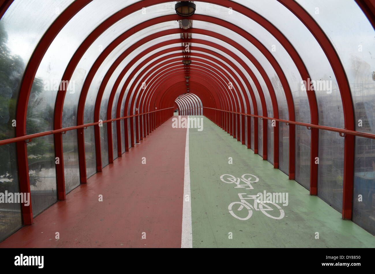 Ponte pedonale e ciclabile sopra l'autostrada in Glasgow Foto Stock