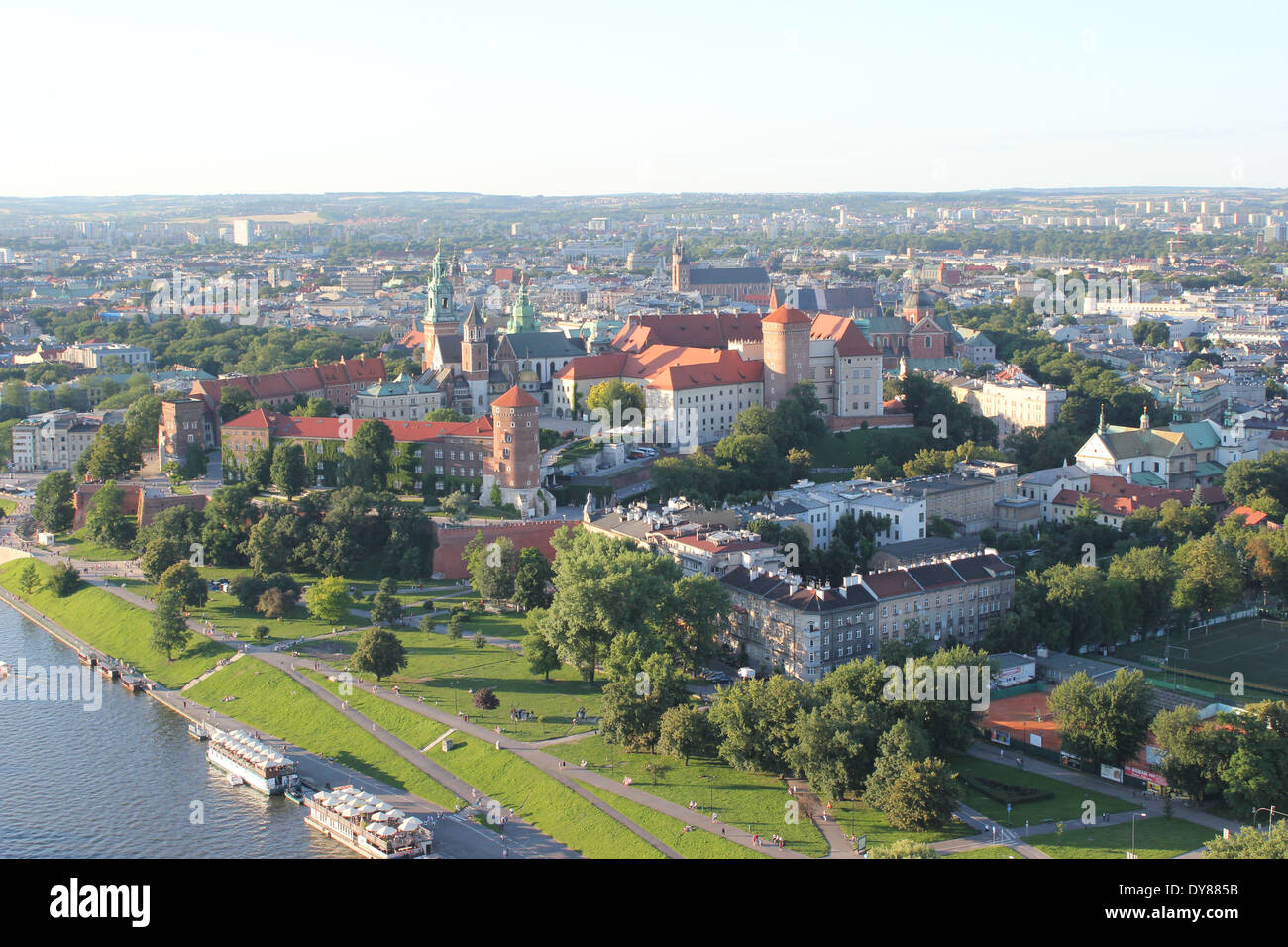 Vista aerea - Il castello di Wawel nella città polacca di Cracovia vicino la Vistola - presi da un fermo in mongolfiera ad aria calda Foto Stock