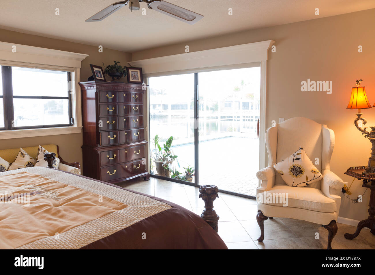 Vetrina accogliente camera da letto residenziale con porte in vetro scorrevoli, STATI UNITI D'AMERICA Foto Stock