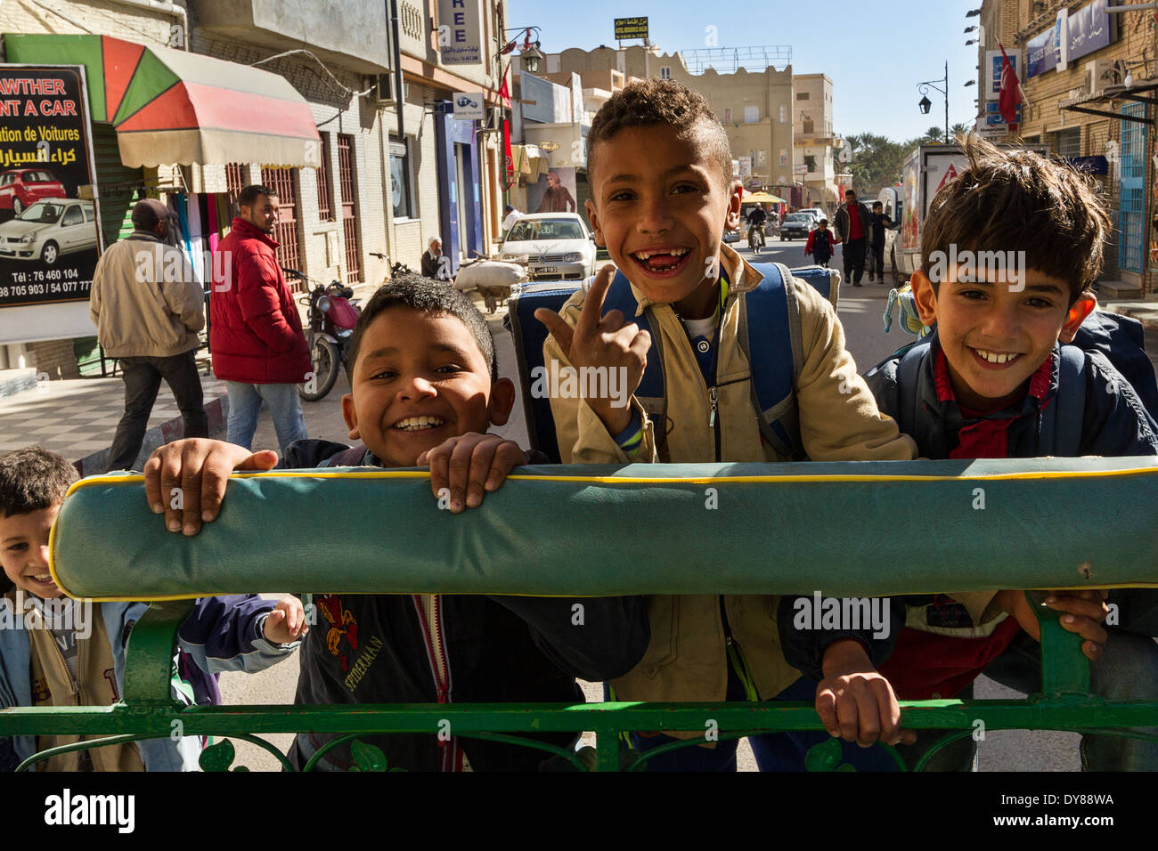 Giochi per bambini su un carro trainato da cavalli tour di strade attraverso Tozeur tunisia Foto Stock