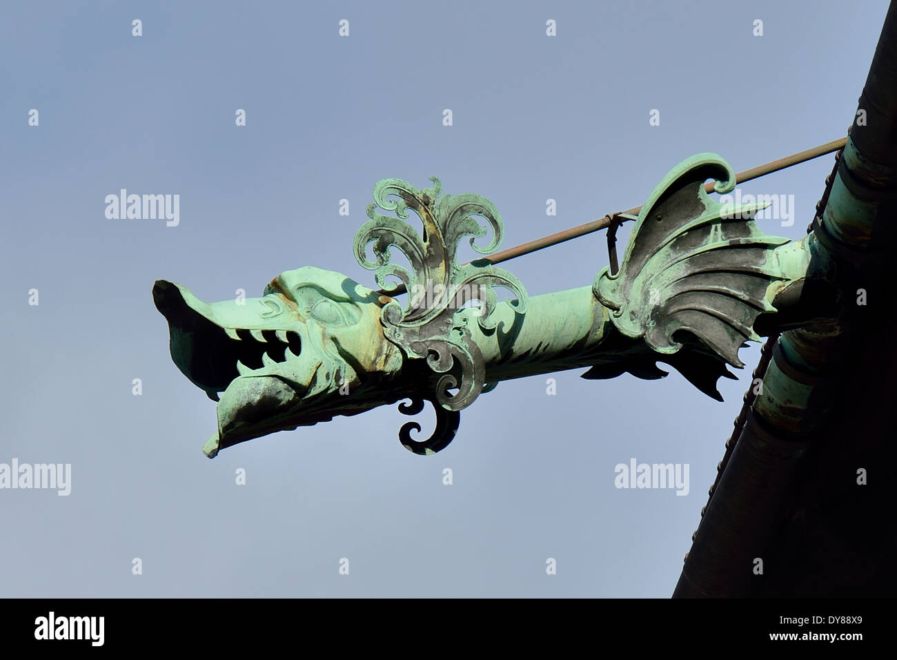 Il Castello Reale sul colle di Wawel dettaglio della testa di drago gronda del tetto sul cortile del castello. Foto Stock