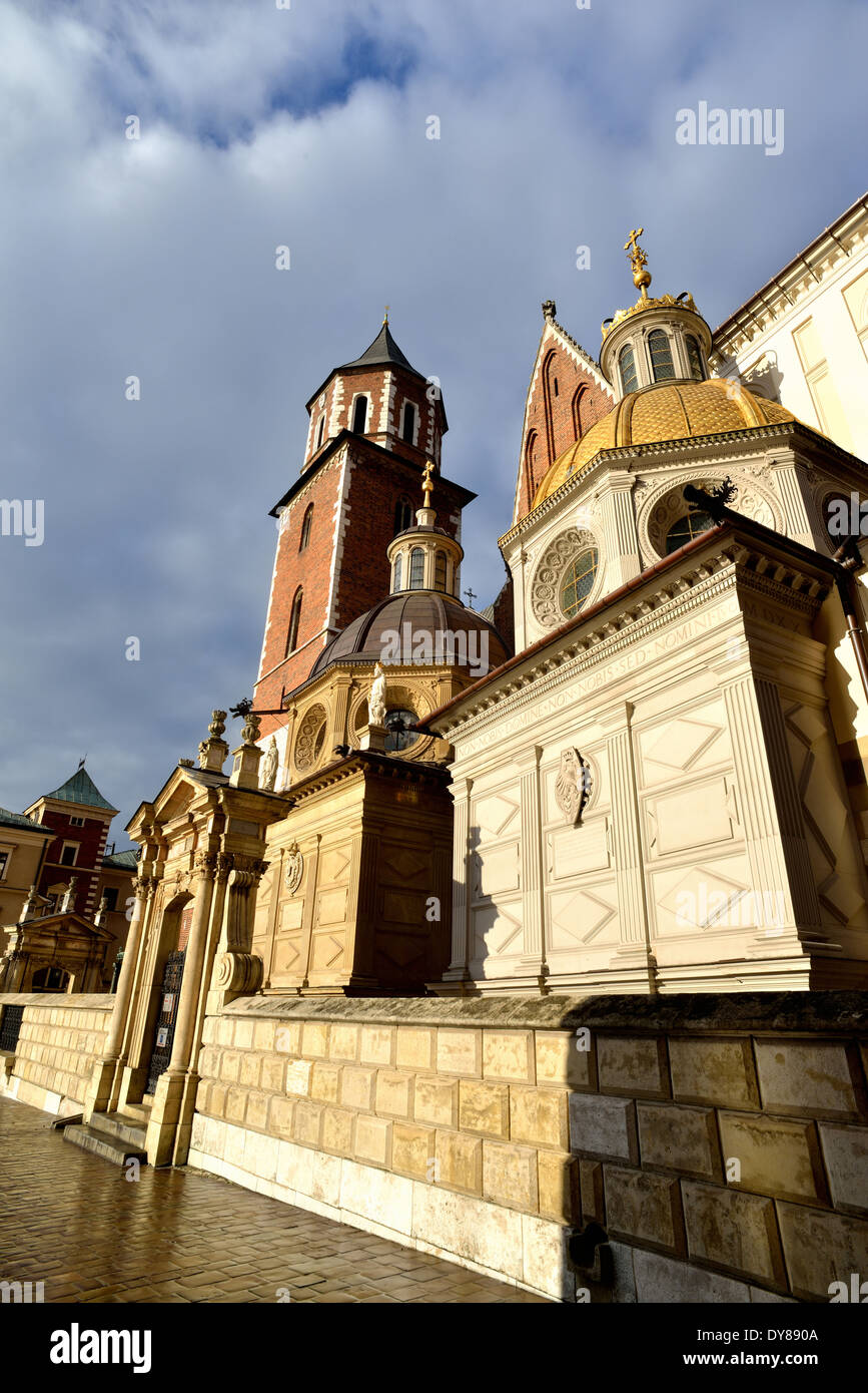 La Cracovia Royal Cattedrale sul colle di Wawel vista laterale. Katedra Wawelska Foto Stock