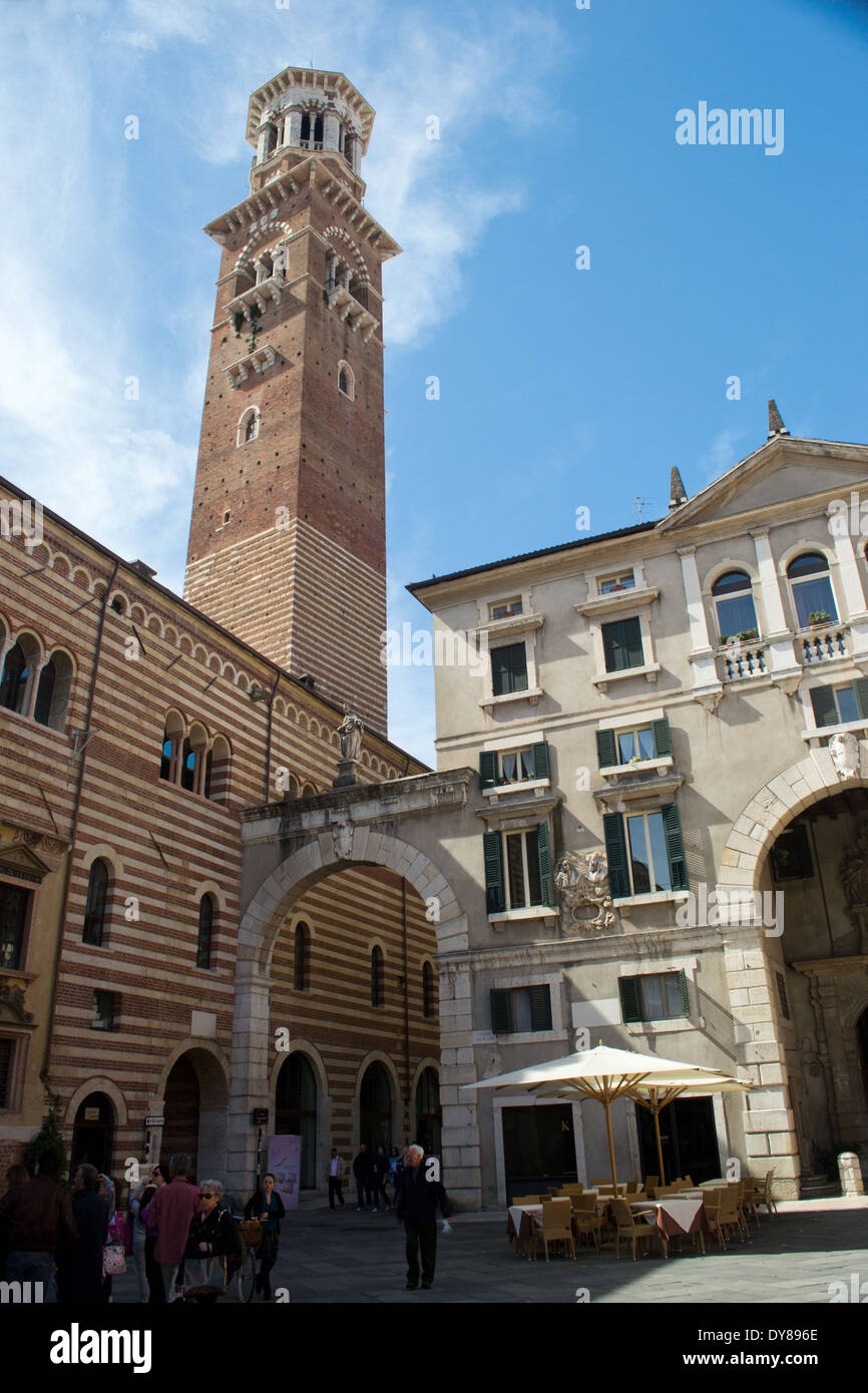 Aprile 26,2012.Verona,Italia. vista della Torre dei Lamberti da piazza dei Signori Foto Stock