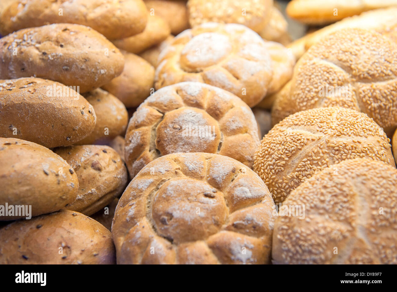 Pane appena sfornato nel forno, Wertheim, Germania Foto Stock