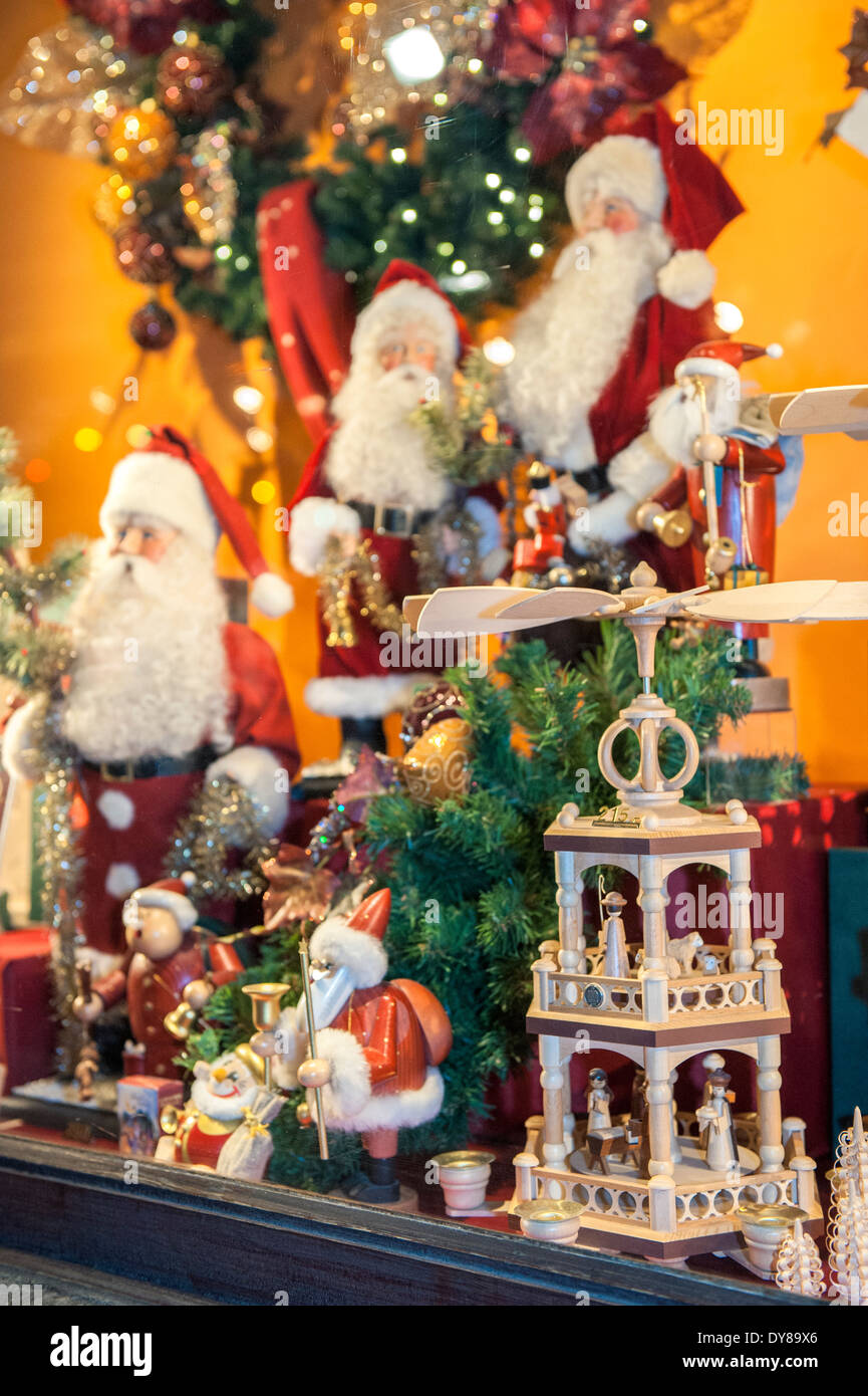 Holiday decorazioni in Kathe G. Wohlfart vetrina piramide in legno e Santa, mercato di Natale, Rudesheim, Germania Foto Stock