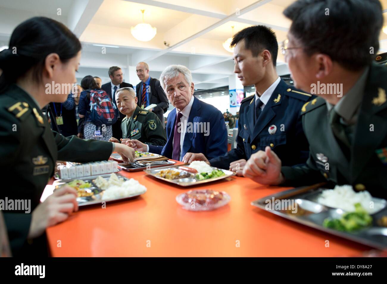 Il Segretario alla difesa degli Stati Uniti Chuck Hagel mangia il pranzo con il cinese ufficiali militari non ufficiale incaricato Academy Aprile 9, 2014 a Pechino, in Cina. Foto Stock