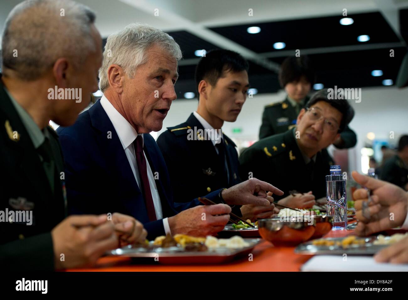 Il Segretario alla difesa degli Stati Uniti Chuck Hagel mangia il pranzo con il cinese ufficiali militari non ufficiale incaricato Academy Aprile 9, 2014 a Pechino, in Cina. Foto Stock
