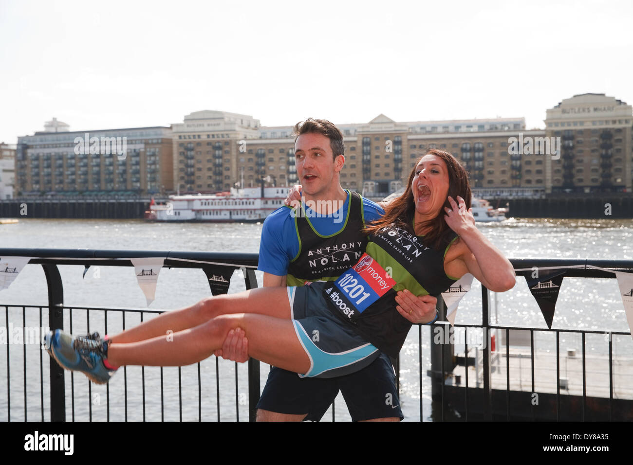Londra, UK, 9 aprile 2014, Joe Crowley e Lucy Siegle frequentare un photocall presso il Tower Bridge davanti alla Virgin London Marathon 201 Credito: Keith Larby/Alamy Live News Foto Stock