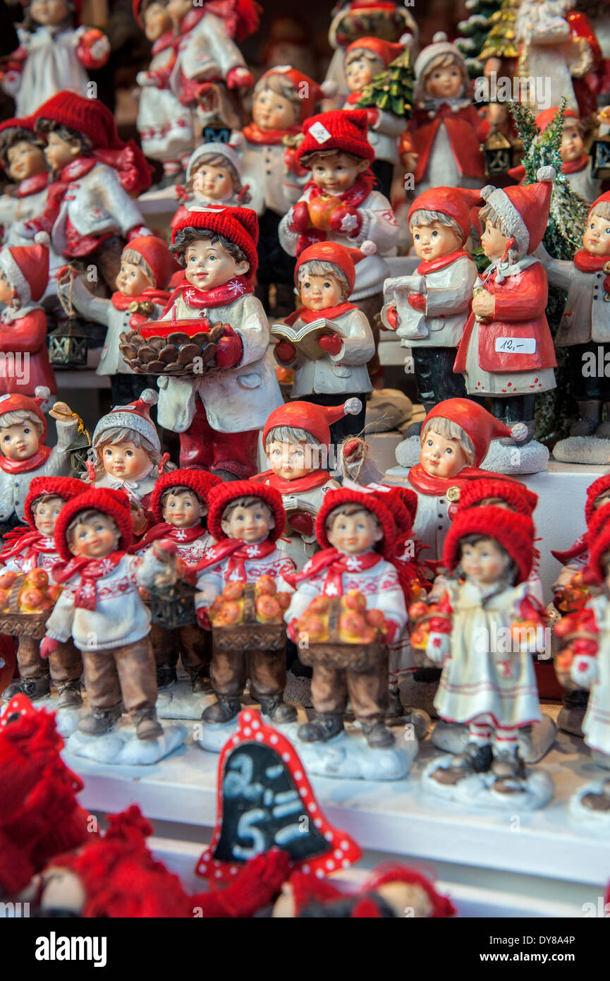 Hummel figurines di stile al mercatino di Natale di Colonia, Germania Foto Stock