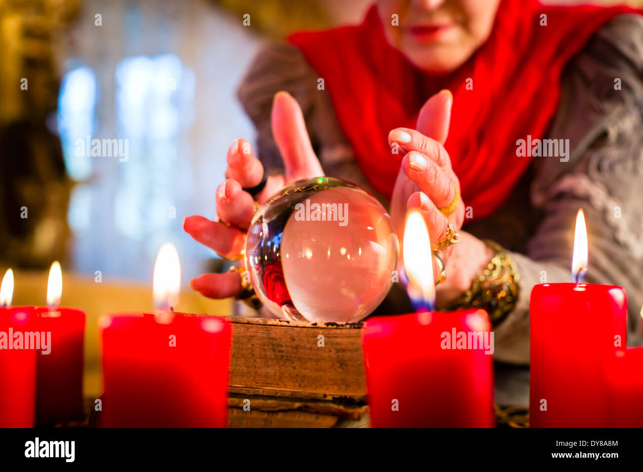 Fortuneteller femmina o Oracle esoteriche, vede nel futuro guardando nella loro sfera di cristallo durante una Seance Foto Stock