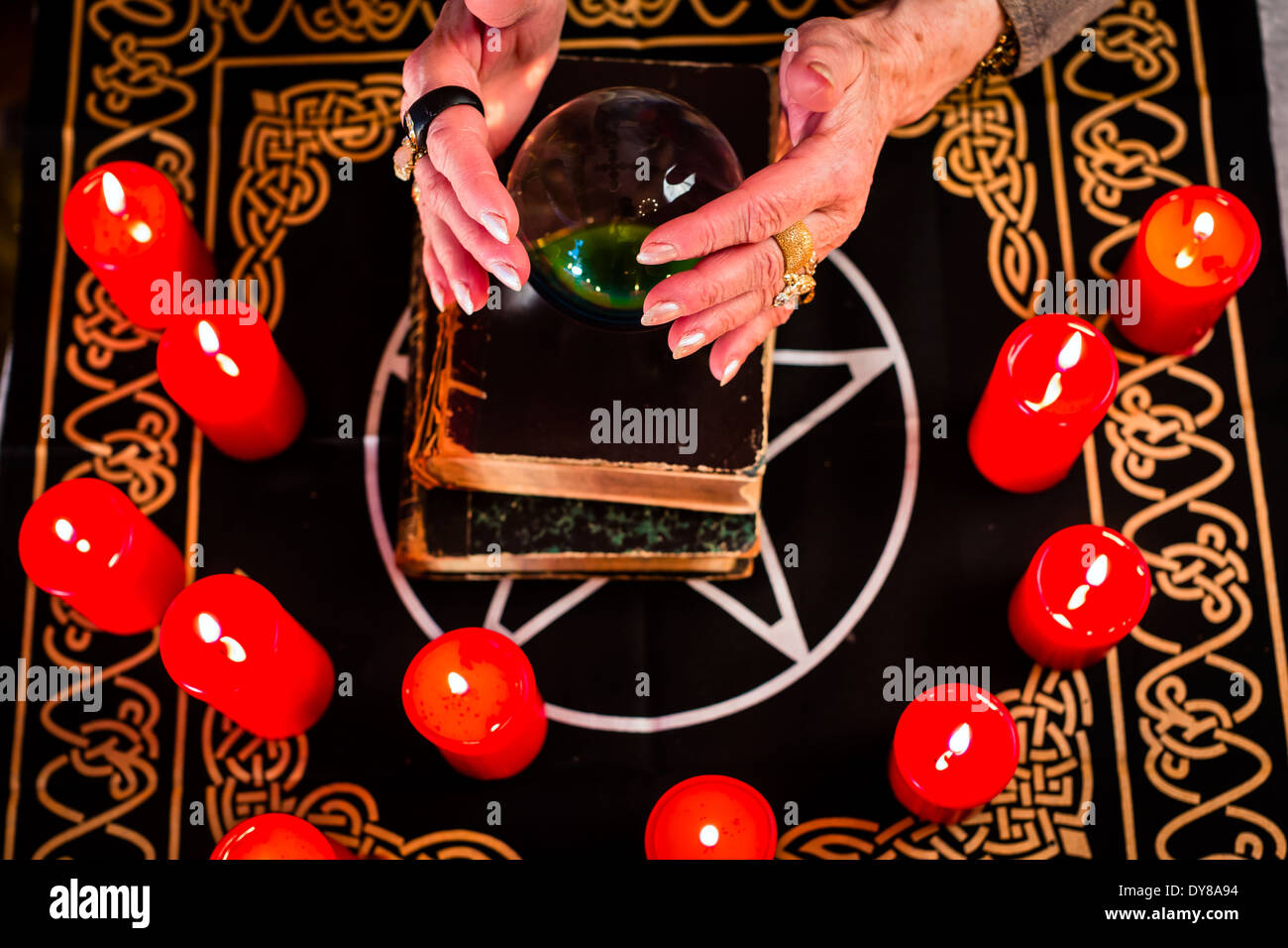 Fortuneteller femmina o Oracle esoteriche, vede nel futuro guardando nella loro sfera di cristallo durante una Seance Foto Stock