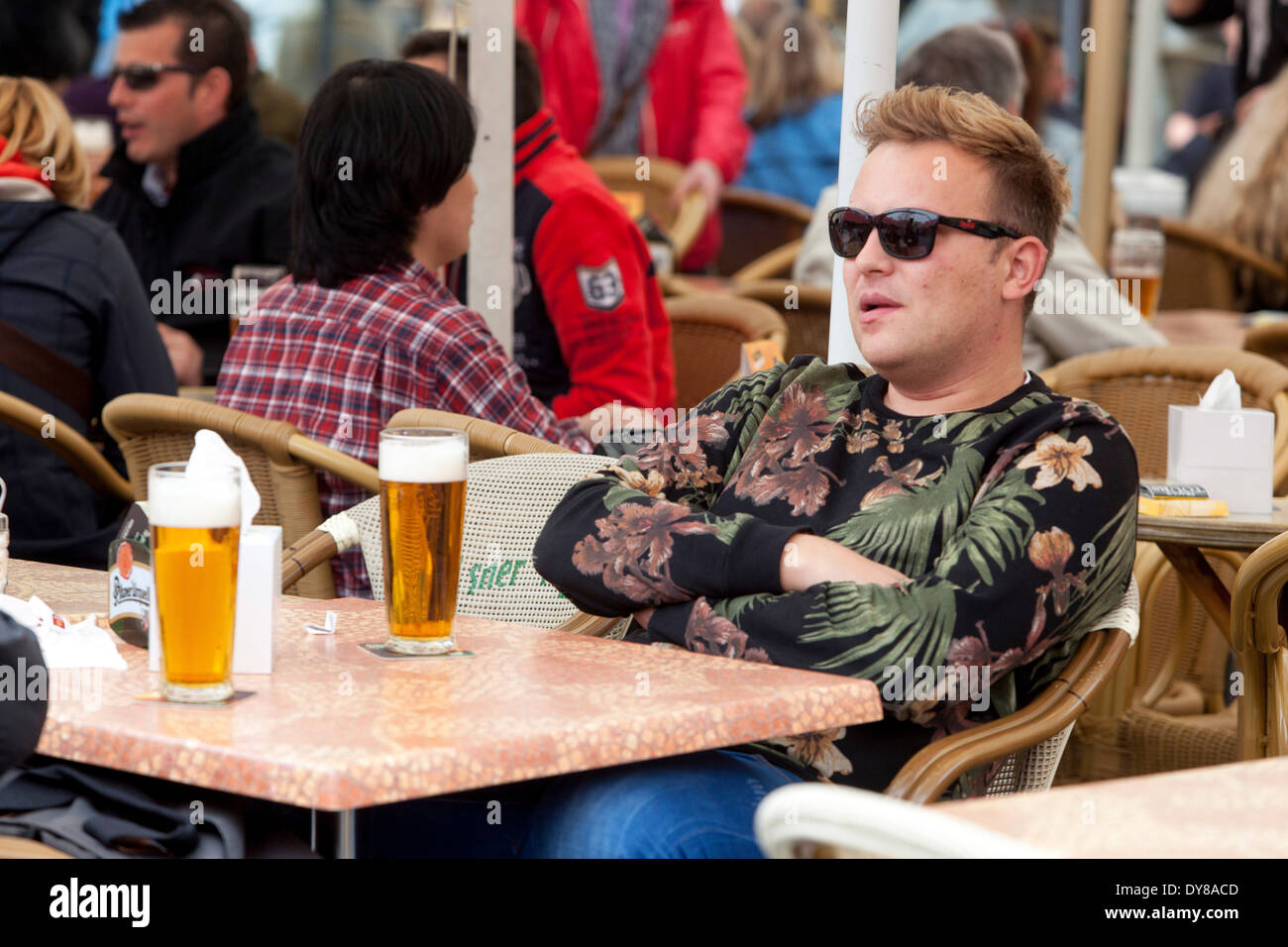 Praga bar su una strada, un uomo di bere birra di Praga Repubblica Ceca Foto Stock